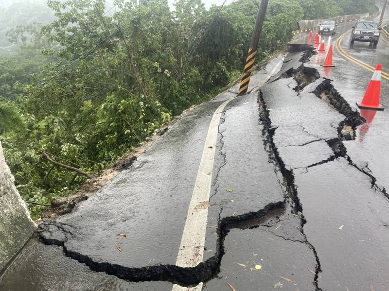 峨眉鄉43-1線道路坍塌。（圖由竹縣府提供）（