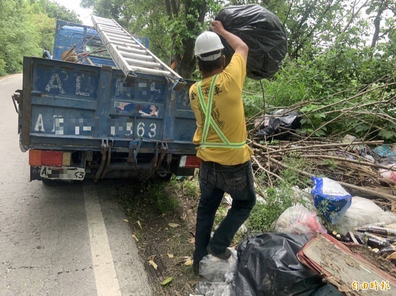 水資處派員清理濁水溪北岸垃圾，同時裝監視器。（記者顏宏駿攝）