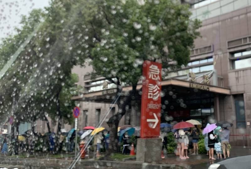 中國醫藥大學附設醫院發生PCR烏龍事件，圖為民眾冒雨至該醫院快篩場景。（民眾提供）