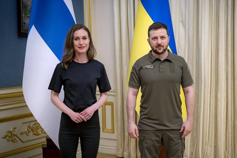乌克兰总统泽伦斯基（右）称乌国为终战将不得不与普廷对话。图为泽伦斯基26日接见造访基辅的芬兰总理马林（左）。（美联社）(photo:LTN)