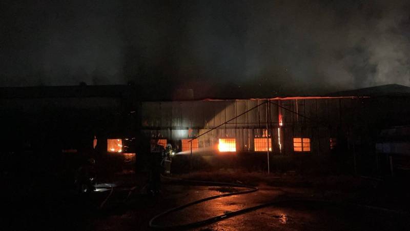 仁德區新田里1家工廠發生火警，消防隊員全力灌救。（民眾提供）