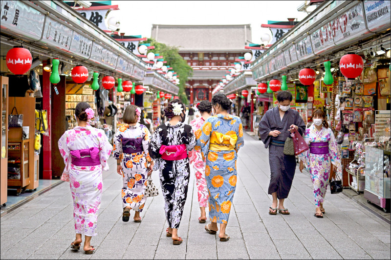 日本首相岸田文雄26日宣布，從6月10日起重新接受有導遊隨隊的外國旅行團入境，台灣列入風險最低、免除入境檢疫和隔離的「藍組國家和地區」。（美聯社檔案照）
