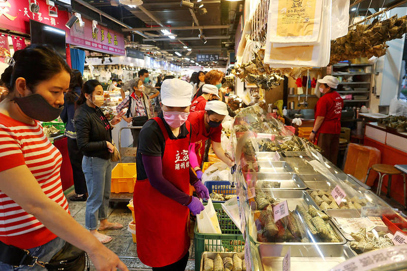 
A shopper shops for zongzi （glutinous rice wrapped in bamboo leaves） at the Nanmen Market in Taipei yesterday.
Photo: CNA