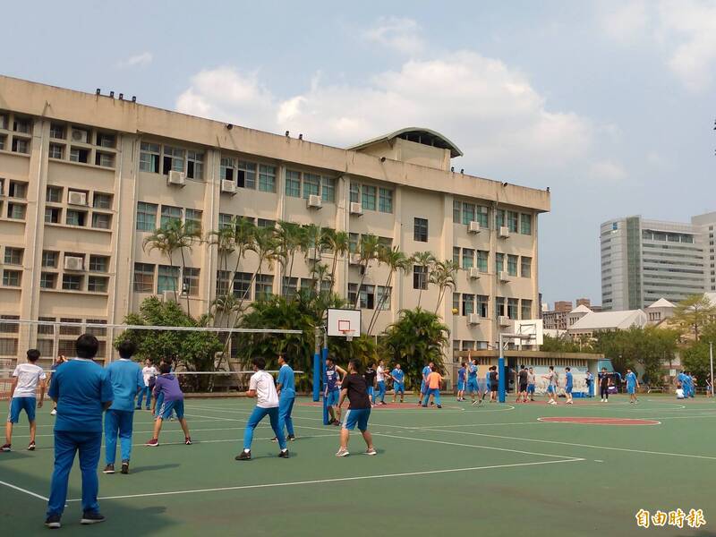 台北市校園5月30日到6月12日維持防疫措施，校外教學、畢業旅行仍暫緩實施。高中職及國中校園維持室外場地開放，不開放室內場地；國小校園室內外仍全面暫停開放。（資料照）