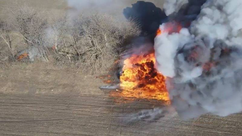 一段俄軍BMP-2裝甲車被烏軍伏擊，火勢越燒越旺的影片引發網友熱議。（圖取自「Ukraine Weapons Tracker」推特）