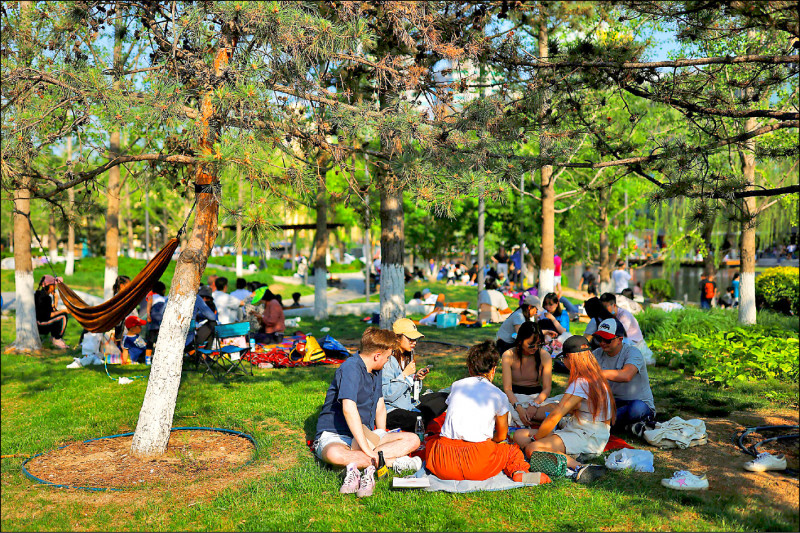來自美國「彼得伯勒籃子公司」的經典野餐籃，可為郊外用餐增色不少。圖為中國首都北京居民二日趁五月一日勞動節五天連假在公園野餐，僅供示意，與本報導內容無直接關聯。（路透）