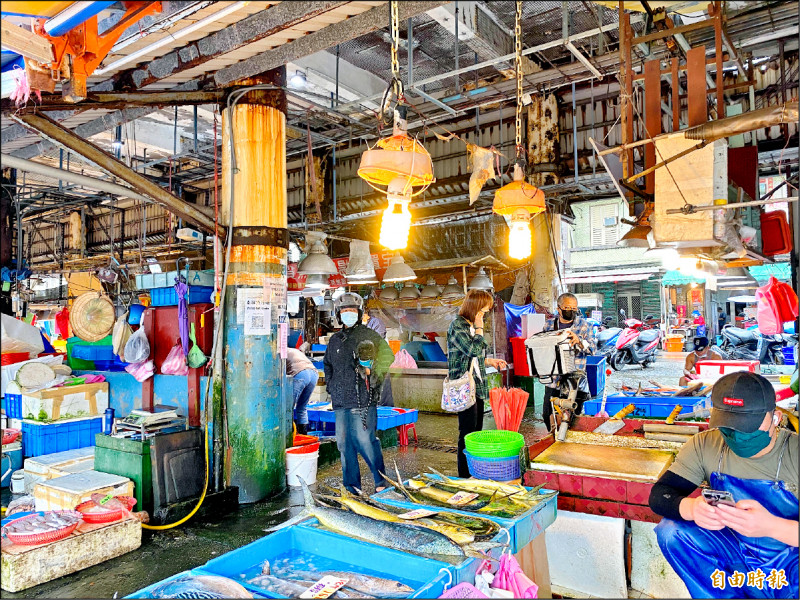 南方澳第一拍賣魚市場改建完工，遲未啟用，影響南寧魚市場（見圖）拆遷。（記者蔡昀容攝）