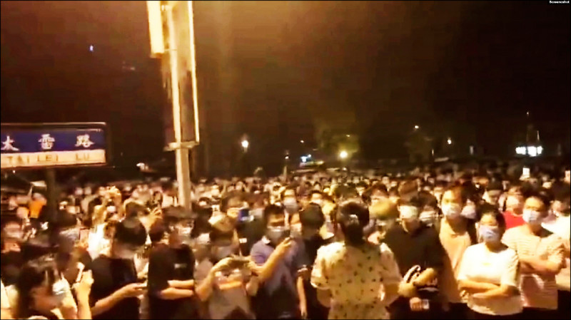 天津大学数百名学生26日在校园聚集，抗议政府和校方的防疫措施不公，现场甚至喊出「打倒习近平」的口号。（取自网路）(photo:LTN)