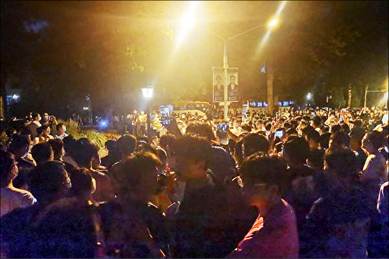 天津大学数百名学生26日在校园聚集，抗议政府和校方的防疫措施不公，现场甚至喊出「打倒习近平」的口号。（取自网路）(photo:LTN)