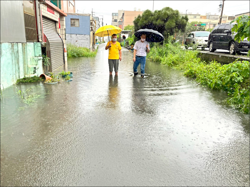 清水區信義路巷道昨天積水如小河。（記者張軒哲翻攝）