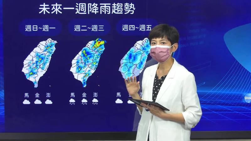 中央氣象局預報中心技正羅雅尹說明台灣未來天氣狀況。（圖：氣象局提供）