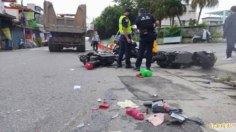 花蓮縣吉安鄉建國路二段昨下午發生砂石車及電動自行車擦撞意外。（記者王錦義攝）