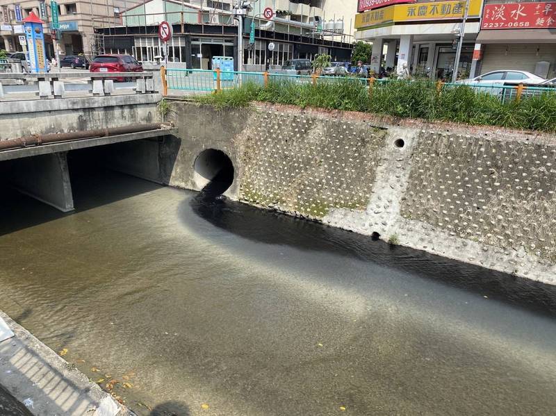 環保局接獲民眾陳情，北區梅川水體疑似遭偷排廢水，造成水色黑濁。（市府提供）