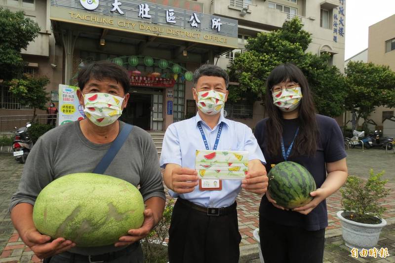 中市大肚特產是西瓜，公所發奇想，推出大肚西瓜口罩。（記者蘇金鳳攝）