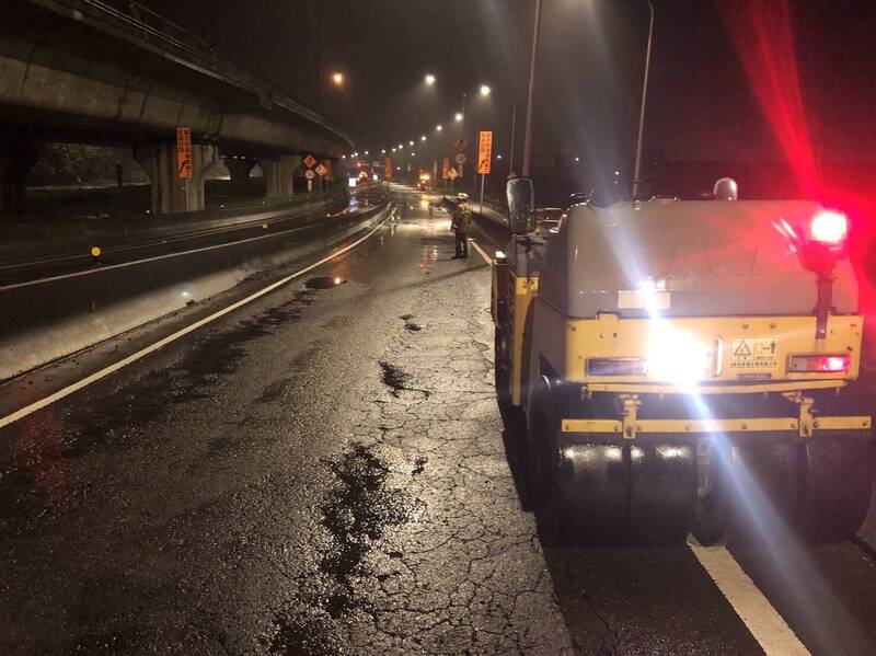 台61大園觀音段雨後坑洞連連，中壢工務段今晚今晚7點到隔天早上6點封路修補 。（中壢工務段提供）