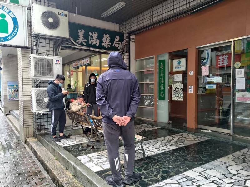 新北市警察局新店分局近日清查車手提領熱點，發現以車為家的陳男遠赴烏來山區提領現金，疑為詐團車手，27日在新莊區逮獲陳男。 （記者闕敬倫翻攝）