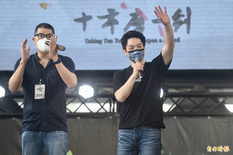 連勝文（左）、蔣萬安（右）、林奕華等人，28日出席「安麗女力街舞嘉年華十週年世界街舞大賽」並致詞。（記者叢昌瑾攝）