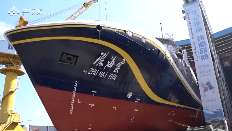 中国大型无人母舰「珠海云号」下水测试，虽然是提供给海洋科考方面使用，但外媒直指这样的功能完全能运用在商业和军事上。（图撷自微博）(photo:LTN)