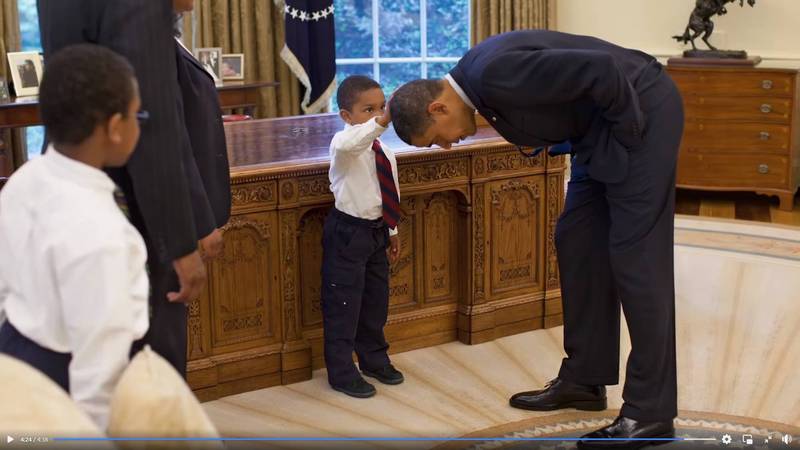 美国5岁男童雅各．费拉德菲亚（Jacob Philadelphia）2009年时造访白宫，见到当时的总统欧巴马，好奇地伸手摸摸总统头发的画面，成为欧巴马总统任内其中一张经典照。（图撷自脸书）(photo:LTN)