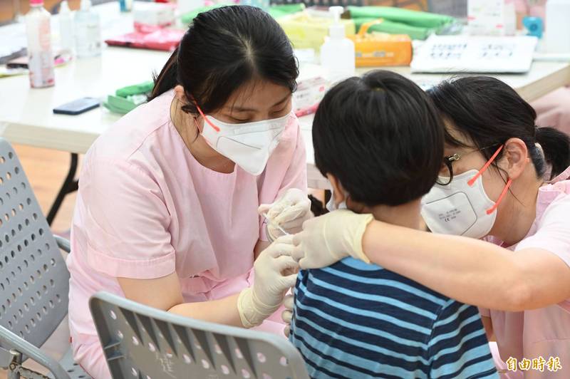 北市府規劃今日起在12行政區進行一區一集中設站施打輝瑞兒童疫苗。（記者田裕華攝）
