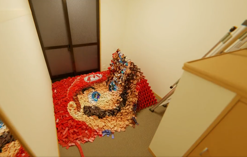 日本有名CG藝術家，使用以假亂真的高超CG技術，錄製出用1萬多個多米諾骨牌堆疊而成的金字塔，華麗倒塌的過程。（圖擷取自@cobalt_kura推特）