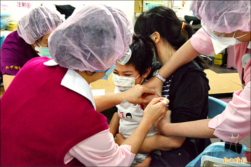 今天開設五個輝瑞兒童疫苗社區接種站，明起四家醫院至六月二日前也提供接種特別門診。（記者許麗娟攝）