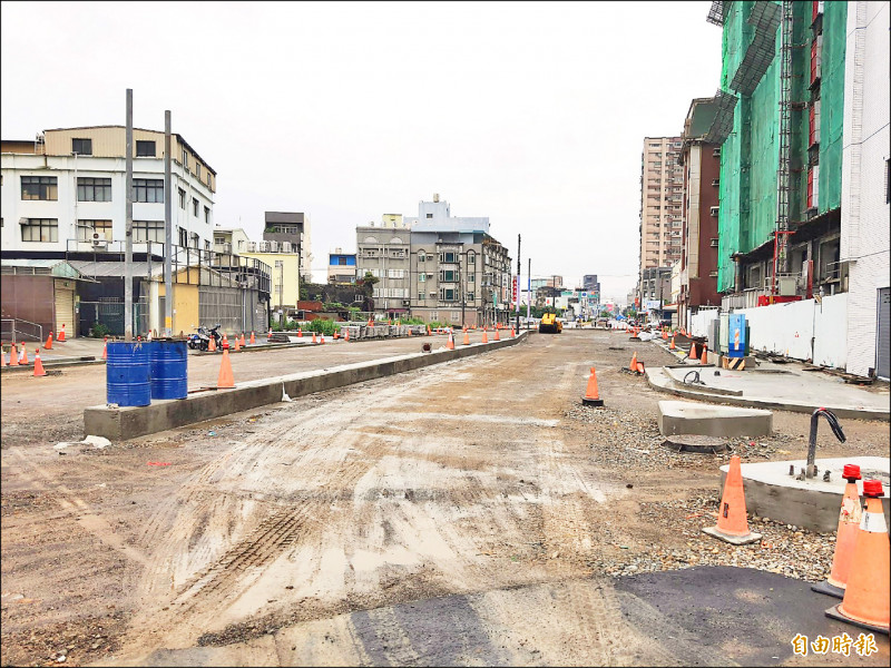 連續下雨影響工期，新竹市公道三新闢道路將延後到六月底或七月初通車。
（記者洪美秀攝）