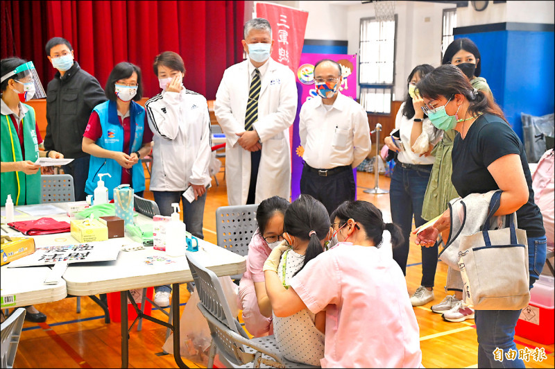 台北市副市長黃珊珊昨天視察公私立幼兒園滿五歲以上幼兒集中施打輝瑞兒童疫苗。（記者田裕華攝）