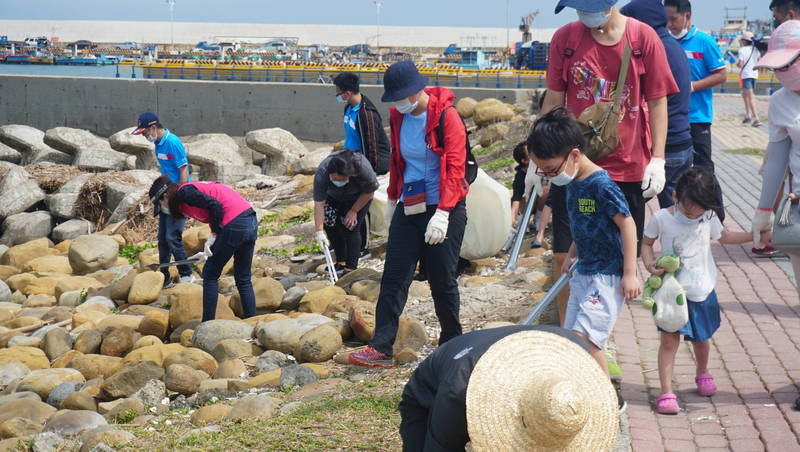 新竹縣政府6月4日將於新豐鄉紅樹林生態保護區舉辦「無塑藍海」夏季淨灘活動，歡迎民眾當天?場報參加，一起為海洋生態出一份力。（竹縣府提供）