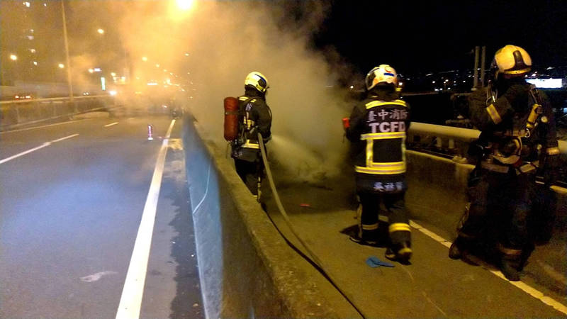 機車連環撞造成火燒車，消防人員趕往灌救。（民眾提供）