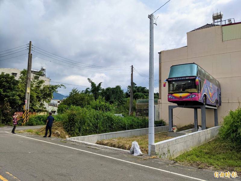 遊覽車 飛天 穿牆過 原來是 類樹屋 聚會所 生活 自由時報電子報