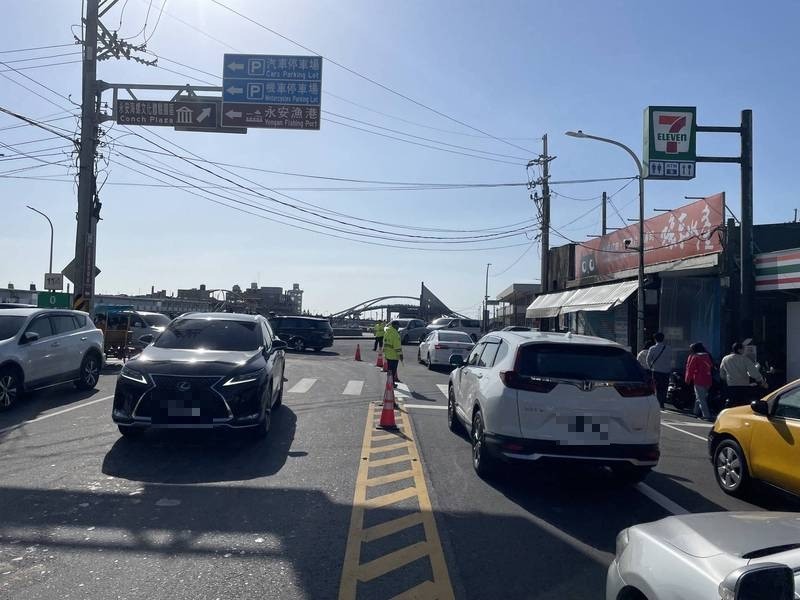 端節連假永安漁港沿線易塞車，楊梅警方建議改走替代道路疏導分流。（記者李容萍翻攝）