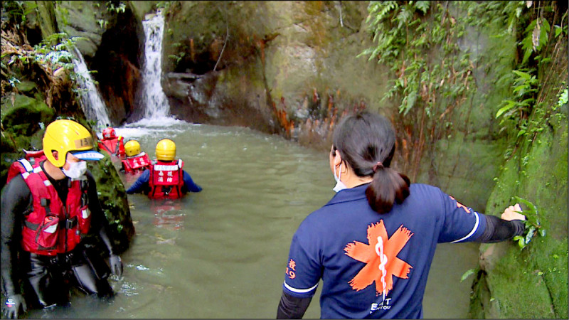 草屯鎮黃姓婦人跌落水圳被大水沖至下游野溪，警消、義消卅多人全力搜尋。（民眾提供）