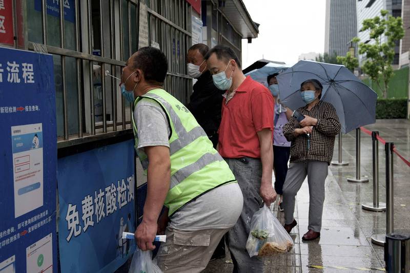 中国「清零」政策下，天天採检几乎成为民众日常。图为北京市民众接受採检。（法新社）(photo:LTN)