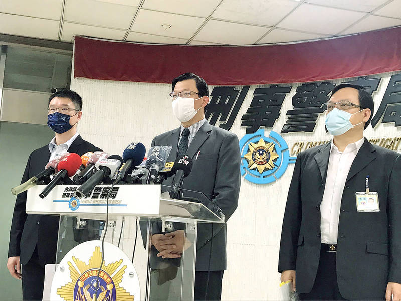 Criminal Investigation Bureau Deputy Director Huang Chia-chi, center, speaks at a news conference in Taipei yesterday.
Photo: CNA