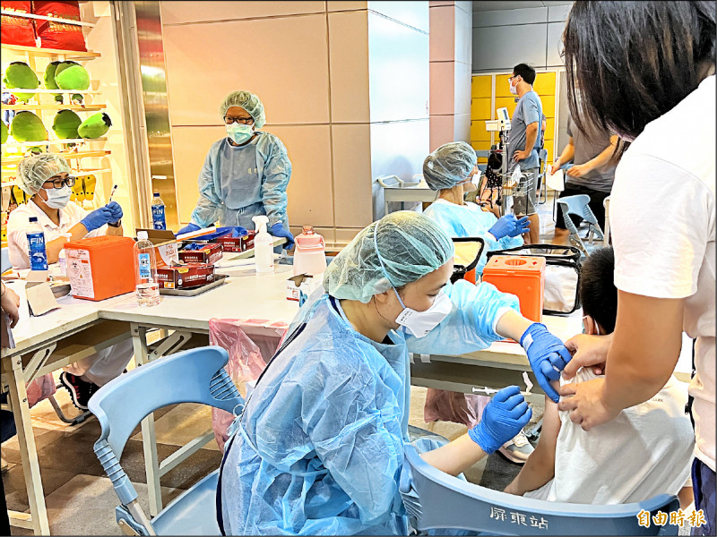 屏東火車站昨日為輝瑞兒童疫苗隨到隨打最後一天，上午共施打446人。（記者羅欣貞攝）
