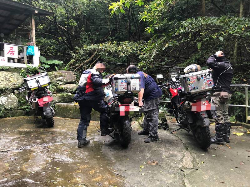 礁溪跑馬古道遭3輛紅牌重機硬闖，山友痛批行徑惡劣。（圖由鄒姓山友提供）