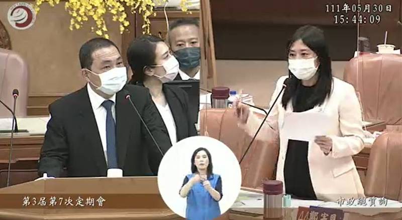 新北市民進黨團針對中小企業會碰見的問題，趁總質詢時向新北市長侯友宜詢問解決方法。（圖擷取自新北市議會）