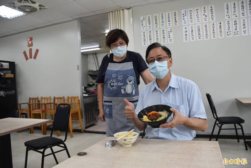 國民黨桃園市長參選人張善政（右）重返龍潭，造訪他最喜歡麵館，並點名最愛的招牌酢醬麵和蛋花湯。（記者李容萍攝）