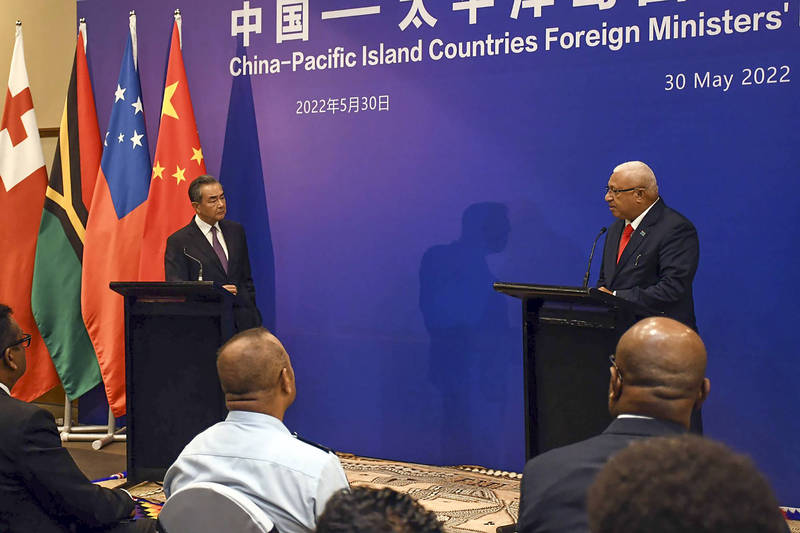 斐济总理巴依尼马拉马（Frank Bainimarama）与中国外长王毅在会后发表谈话。（法新社）(photo:LTN)