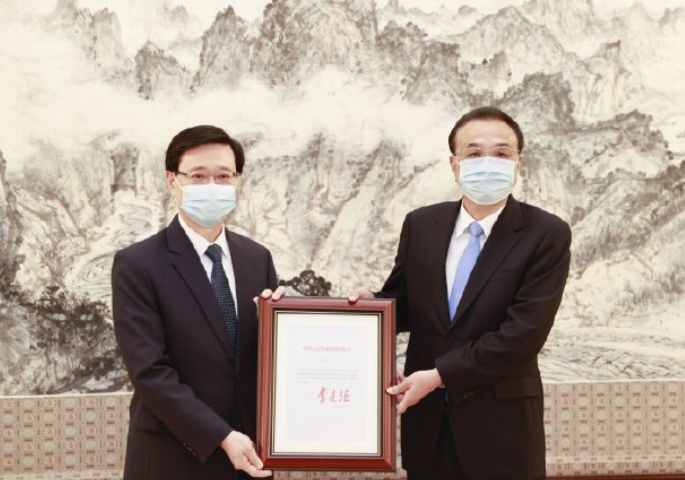 李克强（右）今颁发国务院令给李家超（左），任命他为第6任香港特首。（图翻摄自微博）(photo:LTN)