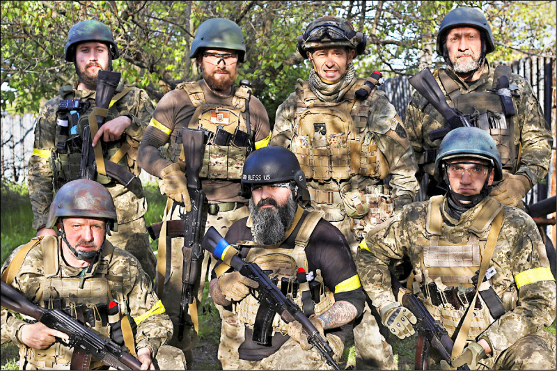 乌克兰第二大城哈尔科夫的守军指挥官与部属，29日在战地合影，当天乌国总统泽伦斯基曾亲赴哈尔科夫视察。（路透）(photo:LTN)