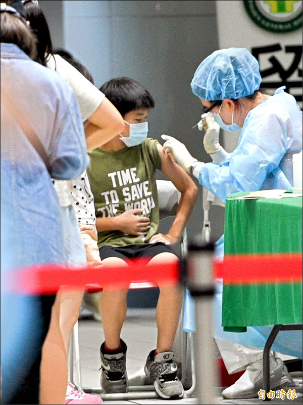 疫情指揮中心協助地方政府，將於六月一日起設置五至十一歲兒童疫苗大型接種站。圖為松山車站疫苗接種站施打疫苗。（記者陳逸寬攝）