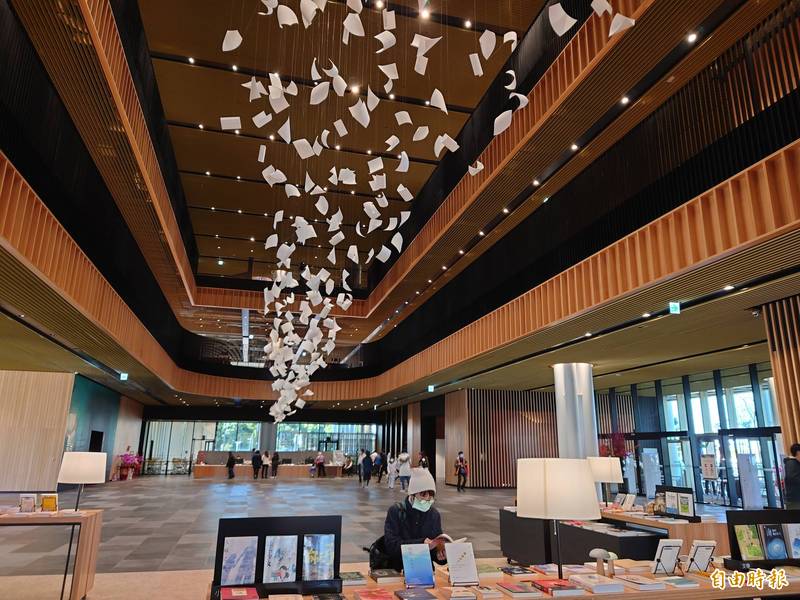 台南市立圖書館永康新總圖，被喻為台南最美圖書館。（記者洪瑞琴攝）