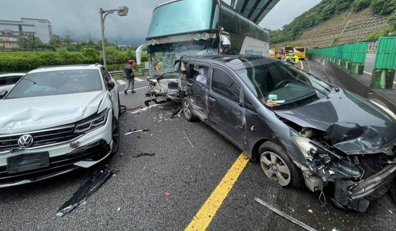 休旅車嚴重受損。（記者吳昇儒翻攝）