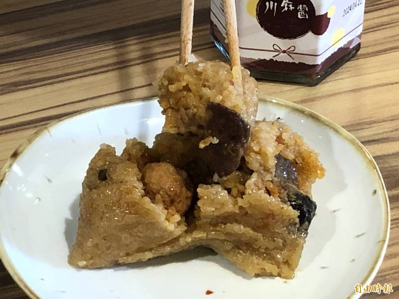 麻辣粽擄獲愛辣饕客的胃。（記者羅欣貞攝）