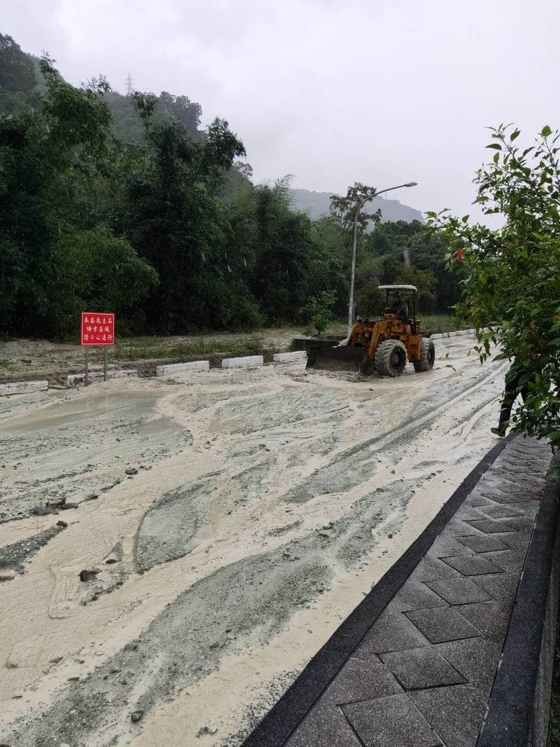 花蓮豪大雨造成秀林鄉翡翠谷前防汛道路落石坍坊且有土石流。（警方提供）