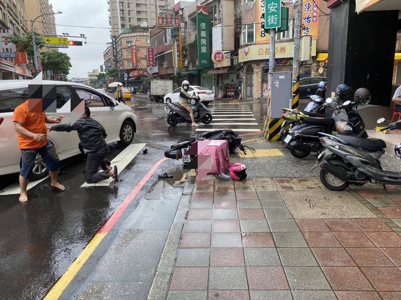 王姓（左，橘色上衣者）今天上午駕車行經桃園區龍安街近國強一街口時，疑似為了閃避前方轉彎車輛，靠右行駛差一點和同方向的莊姓熊貓外送員撞上，雙方下車理論起生口角衝突，進而拉扯推擠互毆，雖然2人皆不願提告，但警方依違反社會秩序維護法移送裁處。（警方提供）（記者陳恩惠攝）