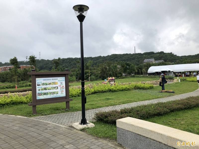 龍潭大池西側打造親水園區，園內有景觀步道、生態園區。（記者許倬勛攝）