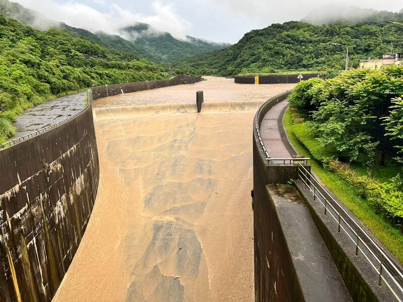 基隆河上游山區強降雨，員山子分洪道下午5點45分開始分洪。（水利署十河局提供）